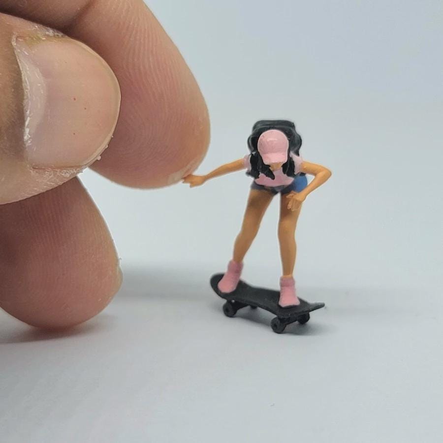 KQFCAZRE Figurine Garçon Skateboard Finition Détaillée Mini Figurine Skateboard Détails Réalistes Personnage Mini Peint pour Bureau, Vitrine