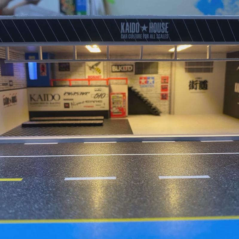 1:64 Scale Kaido House Diorama – LED Garage Display for Diecast