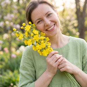 Può includere: Un bouquet di fiori all'uncinetto gialli fatti a mano con steli e foglie verdi. I fiori presentano piccoli boccioli a cinque petali disposti in grappoli lungo steli sottili e flessibili, creando un aspetto botanico realistico.