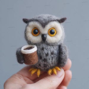 ニードルフェルトのフクロウの置物、ウールの鳥の像、森の子供部屋の装飾
