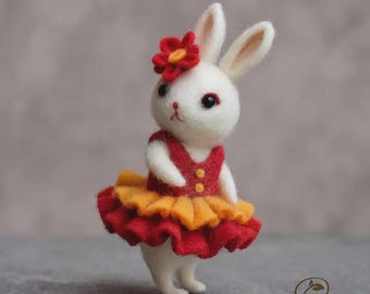 天然ウールニードルフェルト製白ウサギの置物 スペインワールドカップスタイル 高さ10cm