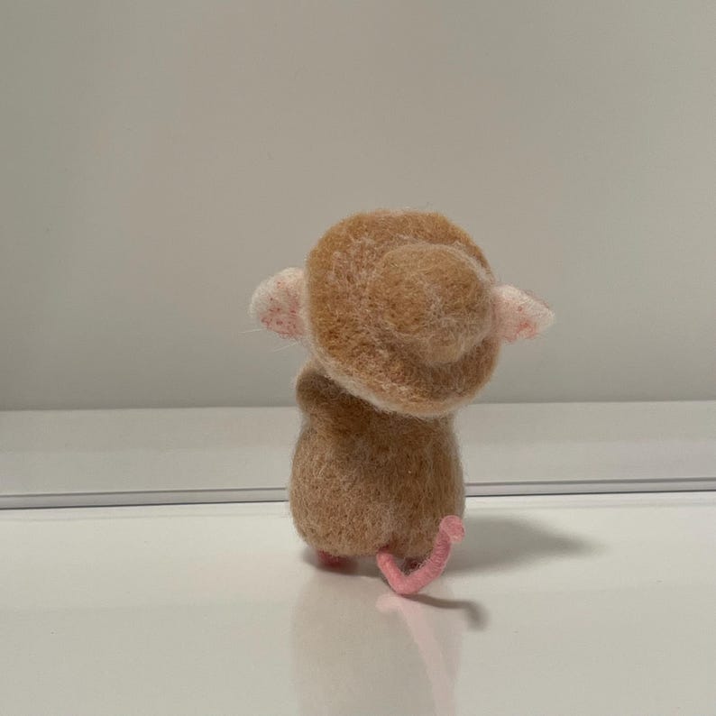 Needle Felted Mouse Figurine, Wool Character Statue,Handmade Storybook Mouse,Felt Ornament image 9