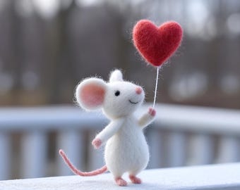 Needle Felted Mouse, Valentine's Day Gift, Wool Animal with Heart, Romantic Decor