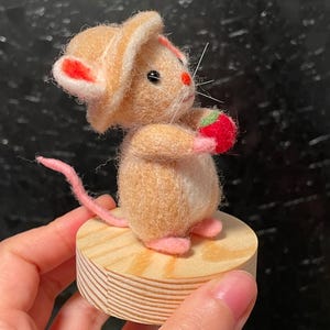 Needle Felted Mouse Figurine, Wool Character Statue,Handmade Storybook Mouse,Felt Ornament image 10