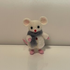 Needle Felted Mouse Figurine, Wool Character Statue,Handmade Storybook Mouse,Felt Ornament image 8