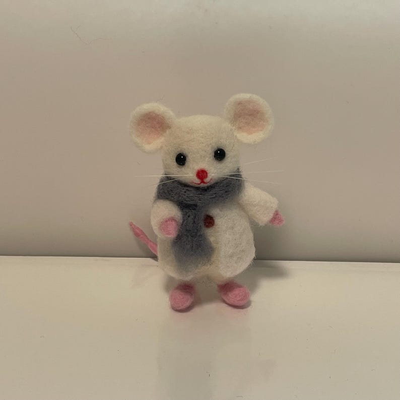 Needle Felted Mouse Figurine, Wool Character Statue,Handmade Storybook Mouse,Felt Ornament image 8