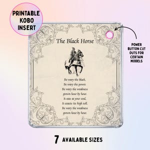 Könnte beinhalten: Ein quadratischer, bedruckbarer Kobo-Einsatz mit cremefarbenem Hintergrund und dekorativem schwarzem Rand. In der Mitte befindet sich eine Illustration eines Ritters auf einem Pferd über dem Text The Black Horse und einem Gedicht. Ein runder Ausschnitt ist sichtbar.