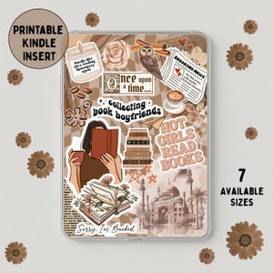 Op de afbeelding: Een transparante Kindle-inleg met een collage-ontwerp met stickers met boeken, waaronder de tekst "Collecting Book Boyfriends" en "Hot Girls Read Books". De inleg heeft ook een afbeelding van een vrouw die een boek leest.