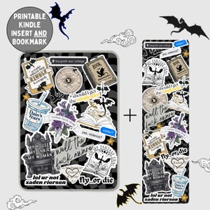 Könnte beinhalten: Ein Kindle-Einsatz und Lesezeichen-Set mit einem schwarz-weiß karierten Hintergrund. Der Einsatz und das Lesezeichen sind mit Aufklebern mit Buch- und Drachenillustrationen sowie Texten wie "My Fantasy Era" und "Dain's Tears" verziert.