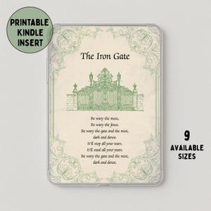 Op de afbeelding: Een Kindle-inzet met een groene illustratie van een ijzeren poort en de tekst "The Iron Gate". De inzet bevat een gedicht en de tekst "9 AVAILABLE SIZES".