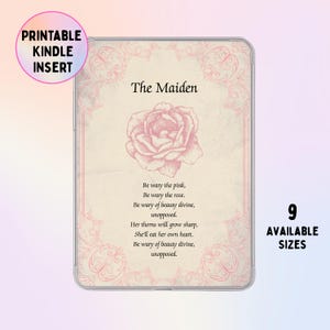 Könnte beinhalten: Ein rechteckiger, druckbarer Kindle-Einsatz mit cremefarbenem Hintergrund, einer rosa Rosenillustration und einem verzierten rosa Rand. Der Text lautet: The Maiden, Be wary the pink, Be wary the rose, Be wary of beauty divine, unopposed.