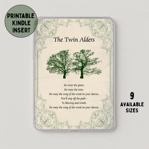 Könnte beinhalten: Kindle-Einsatz mit dem Text "The Twin Alders" und einer grünen Baumillustration. Der Einsatz enthält ein Gedicht und den Text "PRINTABLE KINDLE INSERT" und "9 AVAILABLE SIZES". Der Hintergrund ist hellbeige mit grünen Zierrändern.