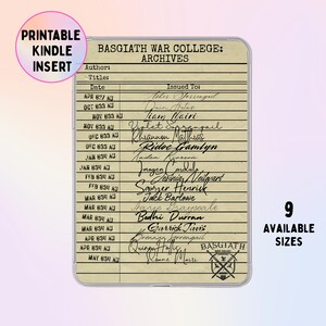 Op de afbeelding: Een rechthoekige, printbare Kindle-inzet met het ontwerp van een vintage bibliotheekkaart getiteld Basgiath War College: Archives. De beige kaart heeft zwarte horizontale lijnen, datums en een lijst met namen in cursief schrift en een embleem.