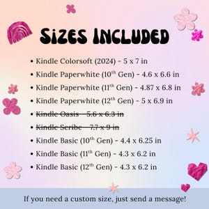 Op de afbeelding: Een afbeelding met de tekst "MATEN INBEGREPEN" toont Kindle-modellen en hun afmetingen in inches. De achtergrond is een roze en blauwe gradi&euml;nt met decoratieve bloem- en stervormen.