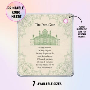 Könnte beinhalten: Ein quadratischer, bedruckbarer Kobo-Einsatz mit cremefarbenem Hintergrund und grünem Zierrand. Der Text lautet The Iron Gate, gefolgt von einem Gedicht über Moos, Zäune und Nebel. Ein runder Ausschnitt für den Ein-Aus-Schalter ist oben rechts sichtbar.