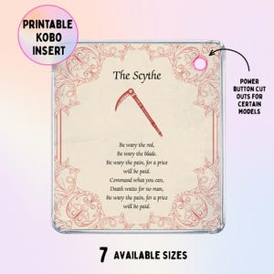 Könnte beinhalten: Ein quadratischer, transparenter Schutzhülleneinsatz mit cremefarbenem Hintergrund und rotem Zierrand. Der Text lautet The Scythe, gefolgt von einem Gedicht über eine rote Sense. Eine kreisförmige Aussparung ist oben rechts zu sehen.