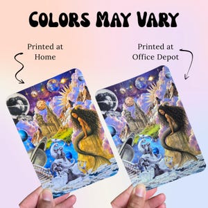 Op de afbeelding: Twee rechthoekige kunstdrukken met een surrealistisch collage-ontwerp. De prints tonen een zeemeermin, planeten en een vrouw met een ruimtehelm. Tekst bevat "COLORS MAY VARY", "Printed at Home" en "Printed at Office Depot".