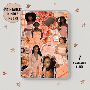 Könnte beinhalten: Eine transparente Kindle-Hülle mit einer Collage aus pfirsichfarbenen Bildern, darunter Frauen, Modeaccessoires und der Text "Life is beautiful". Der Einsatz zeigt auch den Text "Printable Kindle Insert" und "7 Available Sizes."