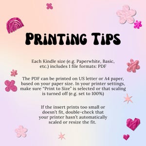 Op de afbeelding: Een pastelkleurige afbeelding met de tekst "PRINTING TIPS" in vette, zwarte letters. De tekst geeft instructies voor het afdrukken van PDF-bestanden, inclusief papierformaat en printerinstellingen. Decoratieve roze bloemen en vormen omringen de tekst.
