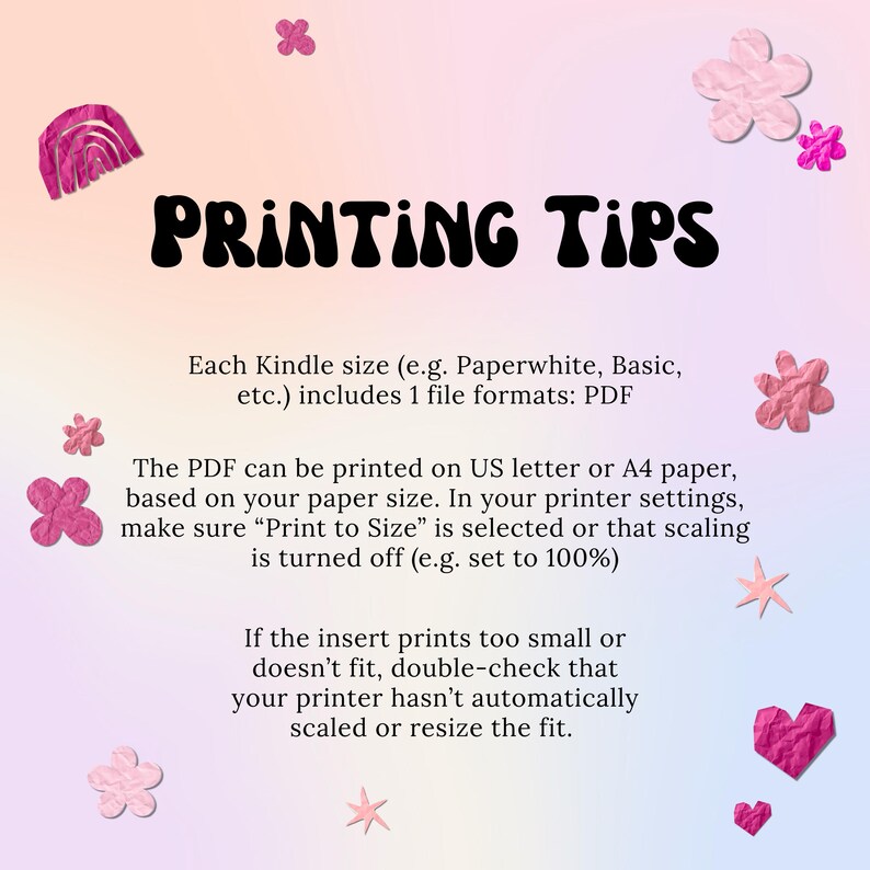 Op de afbeelding: Een pastelkleurige afbeelding met de tekst "PRINTING TIPS" in vette, zwarte letters. De tekst geeft instructies voor het afdrukken van PDF-bestanden, inclusief papierformaat en printerinstellingen. Decoratieve roze bloemen en vormen omringen de tekst.