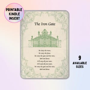 Könnte beinhalten: Ein druckbarer Kindle-Einsatz mit einer grünen Illustration eines verzierten Eisentors auf cremefarbenem Hintergrund. Der Text lautet The Iron Gate, gefolgt von einem Gedicht über Moos, Zäune und Nebel. Das Design enthält dekorative Schnörkel.