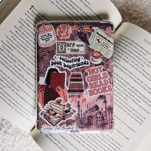 Op de afbeelding: Transparante telefoonhoes versierd met stickers. Het ontwerp bevat zinnen als "Collecting Book Boyfriends" en "Hot Girls Read Books". De hoes heeft een bruin en roze kleurenschema met afbeeldingen van boeken, een kopje koffie en een uil.