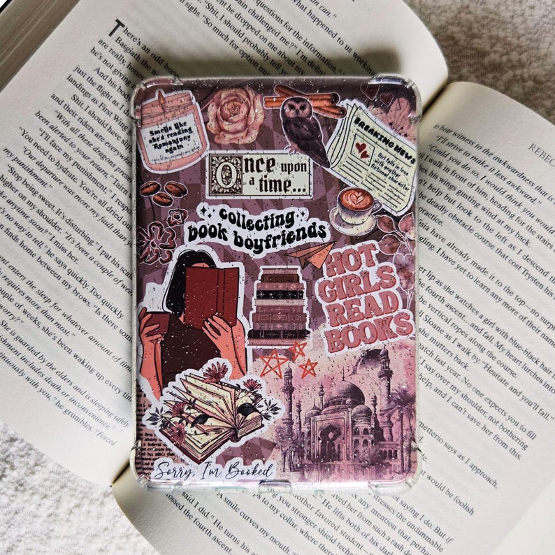 Op de afbeelding: Transparante telefoonhoes versierd met stickers. Het ontwerp bevat zinnen als "Collecting Book Boyfriends" en "Hot Girls Read Books". De hoes heeft een bruin en roze kleurenschema met afbeeldingen van boeken, een kopje koffie en een uil.