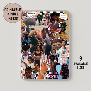 Könnte beinhalten: Ein klarer Kindle-Einsatz mit einer Collage von schwarzen Frauen. Das Design enthält Texte wie "Melanin", "Blessed & Black" und "Rich Auntie". Der Einsatz ist in 9 Größen erhältlich.