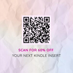 Op de afbeelding: Een vierkante zwart-witte QR-code op een lichtroze achtergrond. De tekst eronder luidt in het roze: "SCAN FOR 60% OFF YOUR NEXT KINDLE INSERT".