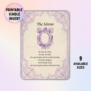 Könnte beinhalten: Ein rechteckiger, druckbarer Kindle-Einsatz mit cremefarbenem Hintergrund, violetten, verzierten Eckornamenten und einer zentralen Spiegelillustration. Der Text lautet: The Mirror, Be wary the violet, Be wary the dread, Be wary the glass and the world of the dead, You'll fast disappear, You'll tremble in fear, Be wary the glass and the world of the dead.