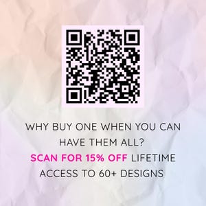 Op de afbeelding: Een vierkante QR-code in zwart en wit staat bovenaan de afbeelding. Daaronder staat de tekst: "WHY BUY ONE WHEN YOU CAN HAVE THEM ALL? SCAN FOR 15% OFF LIFETIME ACCESS TO 60+ DESIGNS." De achtergrond is roze en wit.