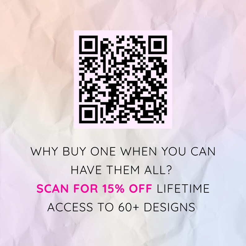 Op de afbeelding: Een vierkante QR-code in zwart en wit staat bovenaan de afbeelding. Daaronder staat de tekst: "WHY BUY ONE WHEN YOU CAN HAVE THEM ALL? SCAN FOR 15% OFF LIFETIME ACCESS TO 60+ DESIGNS." De achtergrond is roze en wit.