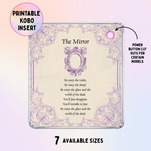 Könnte beinhalten: Ein quadratischer, bedruckbarer Kobo-Einsatz mit cremefarbenem Hintergrund und violetten, verzierten Schnörkelrändern. Der Text lautet The Mirror, gefolgt von einem Gedicht über Violett und das Totenreich. Ein kleiner runder Ausschnitt ist sichtbar.