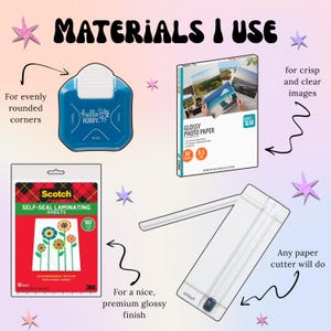 Op de afbeelding: Afbeelding met knutselbenodigdheden: een blauwe hoekronder, glanzend fotopapier, zelfklevende lamineerbladen en een papiersnijder. De tekst luidt "MATERIALEN DIE IK GEBRUIK" en beschrijft de functie van elk item.