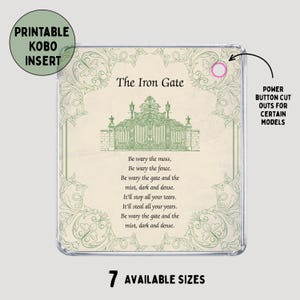Op de afbeelding: Een transparante Kobo-inzet met de tekst "The Iron Gate" en een groene illustratie van een poort. De inzet bevat een gedicht en de tekst "7 AVAILABLE SIZES". Het heeft een uitsparing voor de aan/uit-knop voor bepaalde modellen.