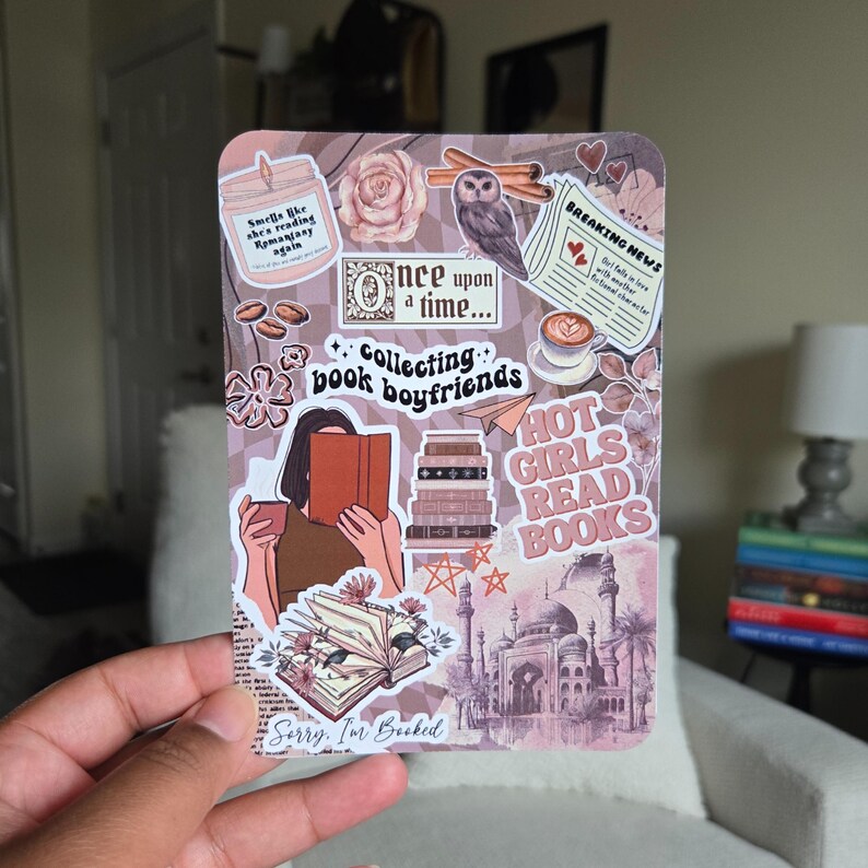 Op de afbeelding: Een rechthoekige sticker met een collage van illustraties en tekst met een boeken thema. Het ontwerp bevat een uil, een roos, een stapel boeken en de zinnen "Collecting book boyfriends" en "Hot girls read books."
