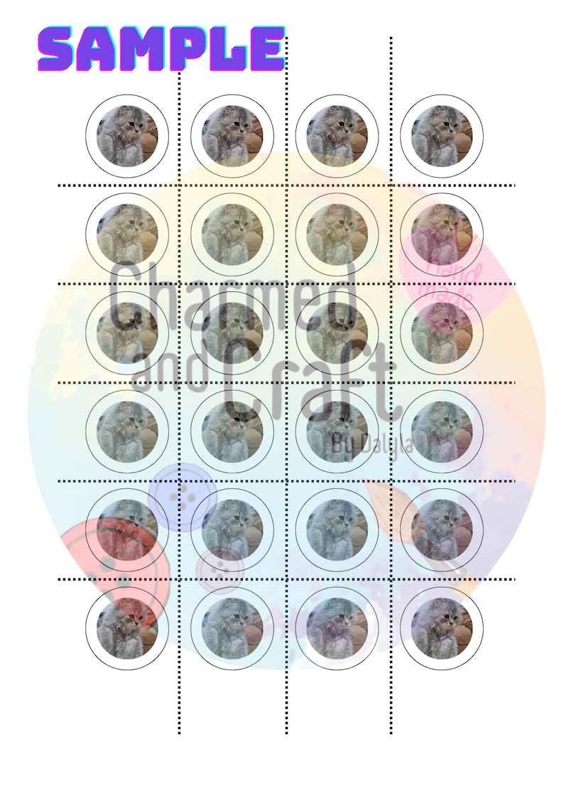 Pu&ograve; includere: Un foglio bianco con un motivo a griglia tris. Ogni cerchio nella griglia contiene un'immagine ad acquerello di un soffice gatto grigio. La parola "SAMPLE" &egrave; scritta in lettere viola in alto.
