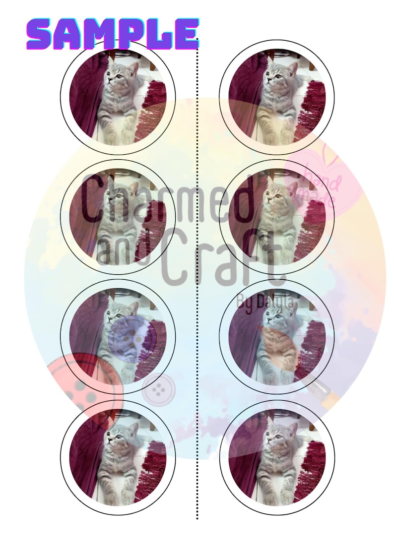 Pu&ograve; includere: Adesivi circolari con immagini di adorabili gattini grigi e bianchi. Ogni gattino &egrave; all'interno di un cerchio, su uno sfondo di tappeto bordeaux e pavimento in legno. La parola "SAMPLE" &egrave; in alto in viola.