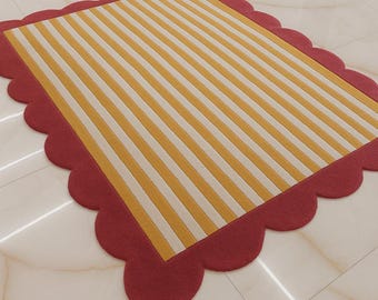 Geschulpt gestreept vloerkleed | Mosterdgeel bordeauxrood tapijt | Modern speels woondecoratie