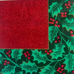 Peut inclure: Une serviette de Noël avec un motif rouge et une bordure verte de houx et de baies. Les feuilles de houx sont vertes avec des baies rouges, et la serviette a une bordure dorée.