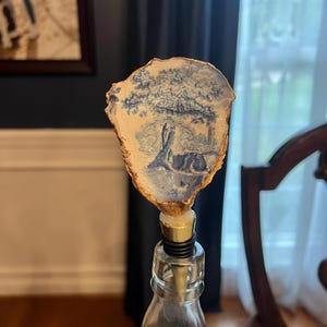 Wine stopper coastal oyster shell