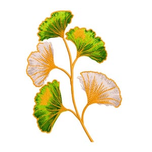Peut inclure: Motif brodé de feuilles de ginkgo avec des feuilles vertes et blanches et des accents dorés sur une tige dorée. Les feuilles ont un aspect détaillé et texturé. Le motif est posé sur un fond blanc, mettant en valeur les détails de la broderie.