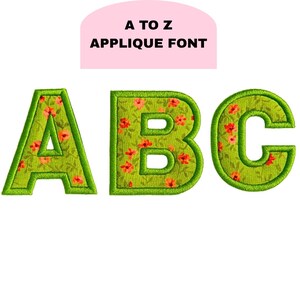 Peut inclure: Lettres A, B et C de la police d'applique. Les lettres sont vertes avec un motif floral de fleurs rouges. Les lettres sont soulignées en vert plus foncé. Le texte "A TO Z APPLIQUE FONT" est dans une bannière rose au-dessus des lettres.