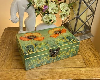Caja de madera decorada a mano con la técnica del decoupage. Diseño de amapolas de estilo Art Nouveau.