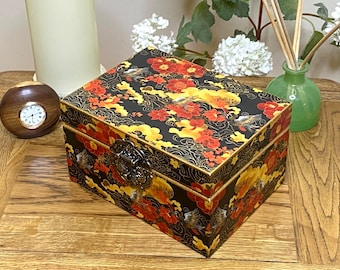 Caja de madera para decoupage, con motivos de arte chino, tonos rojo, negro y dorado.