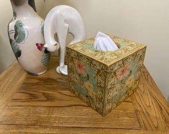 Porta pañuelos de madera decorado. Diseño floral estilo decoupage.