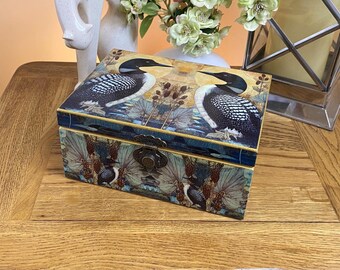 Caja de madera decorada a mano. Diseño de somormujo con técnica de decoupage.