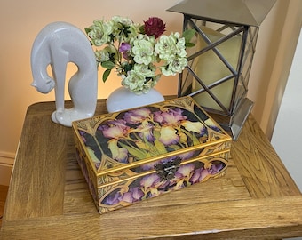 Caja de madera decorada a mano con la técnica del decoupage. Diseño Art Nouveau Iris.