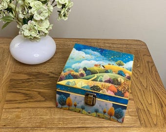 Caja de madera decorada con estilo decoupage. Diseño paisajístico original.
