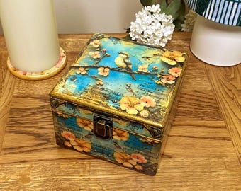 Caja de recuerdos de madera con decoupage, diseño de pájaros y flores
